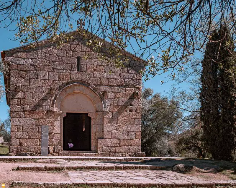 capela-de-sao-miguel-do-castelo-guimaraes-portugal