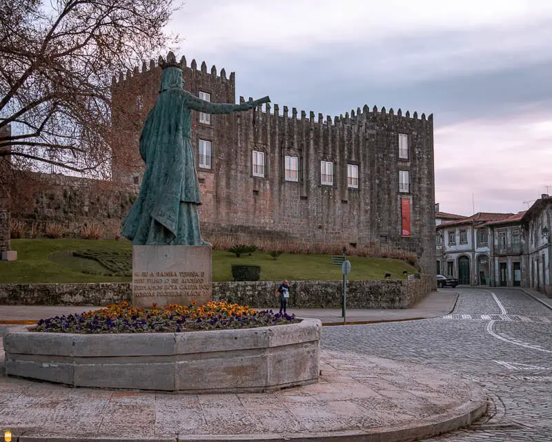 estatua-da-condessa-d-teresa-de-leao-ponte-de-lima-portugal