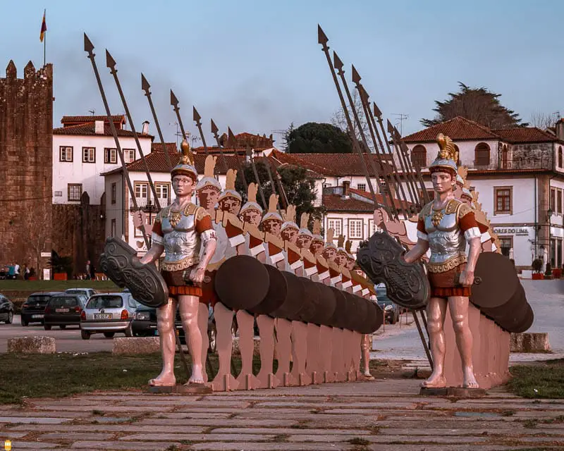 estatuas-de-soldados-romanos-ponte-de-lima-portugal