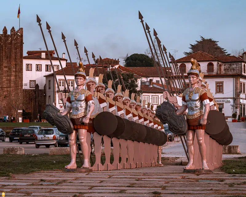 estatuas-de-soldados-romanos-ponte-de-lima-portugal