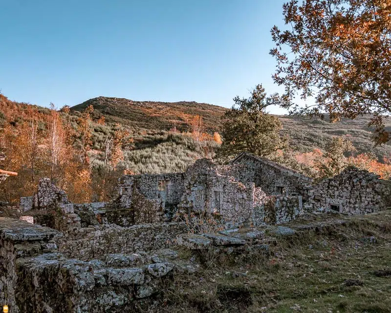 mosteiro-beneditino-pitoes-das-junias-parque-nacional-da-peneda-geres-portugal
