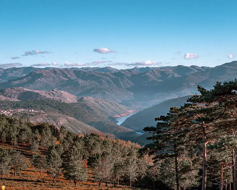 rio-entre-portugal-e-espanha-parque-nacional-da-peneda-geres-portugal