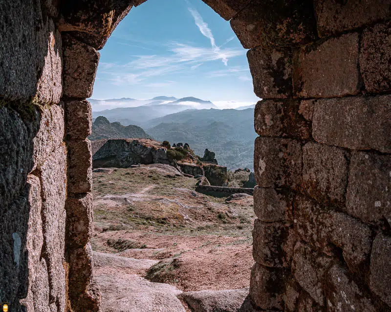 ruinas-do-castelo-de-castro-laboreiro-parque-nacional-da-peneda-geres-portugal